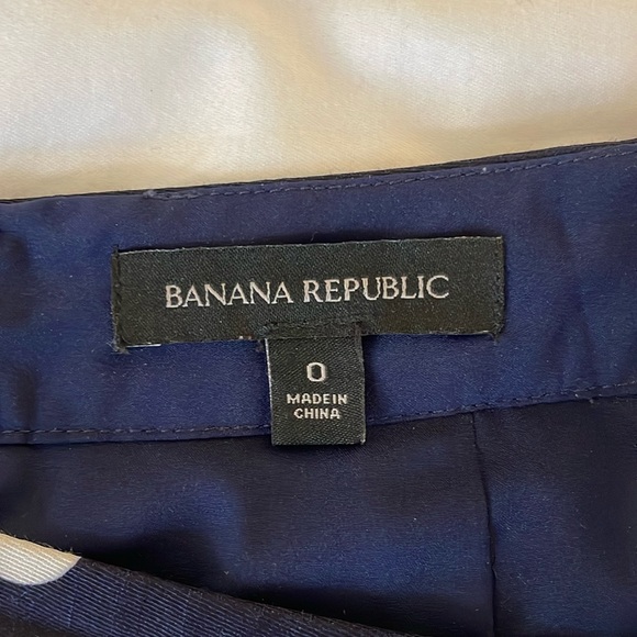 Women’s Banana Republic Skirt. Navy Blue. Size 0 - Picture 2 of 4